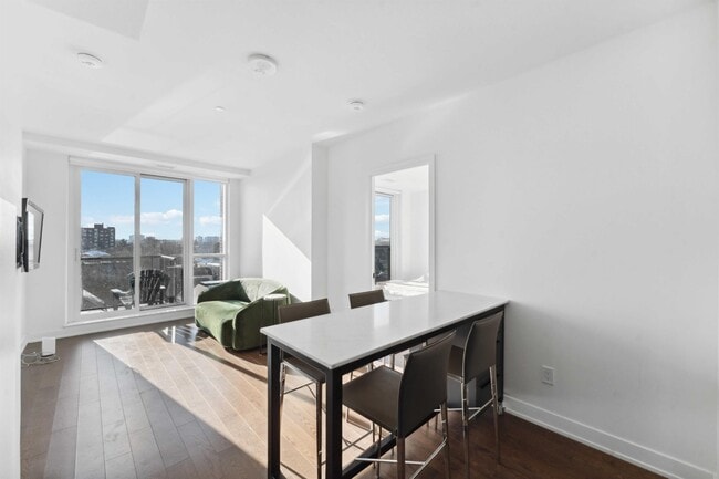 Building Photo - 560 Rideau St