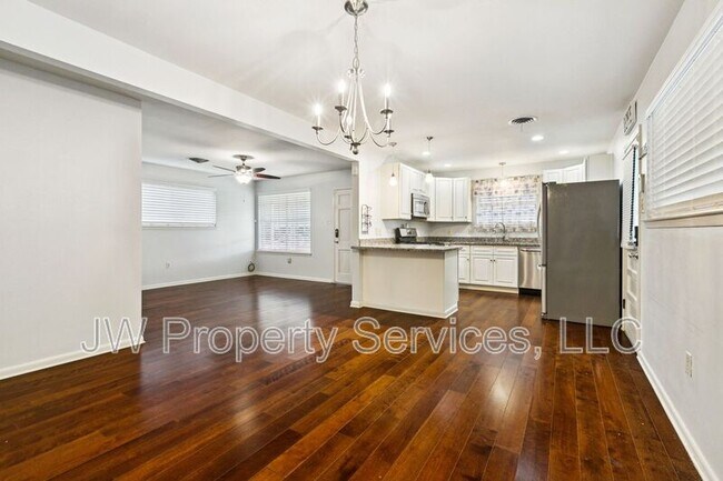 Foto del edificio - 2455 Mercedes Blvd