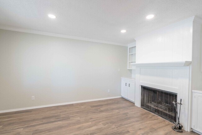 Building Photo - Newly renovated 3 bed, 2 bath! Great locat...