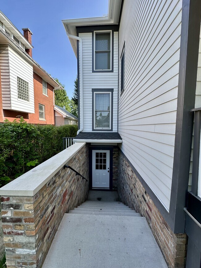 Foto del edificio - 407 E 8th St