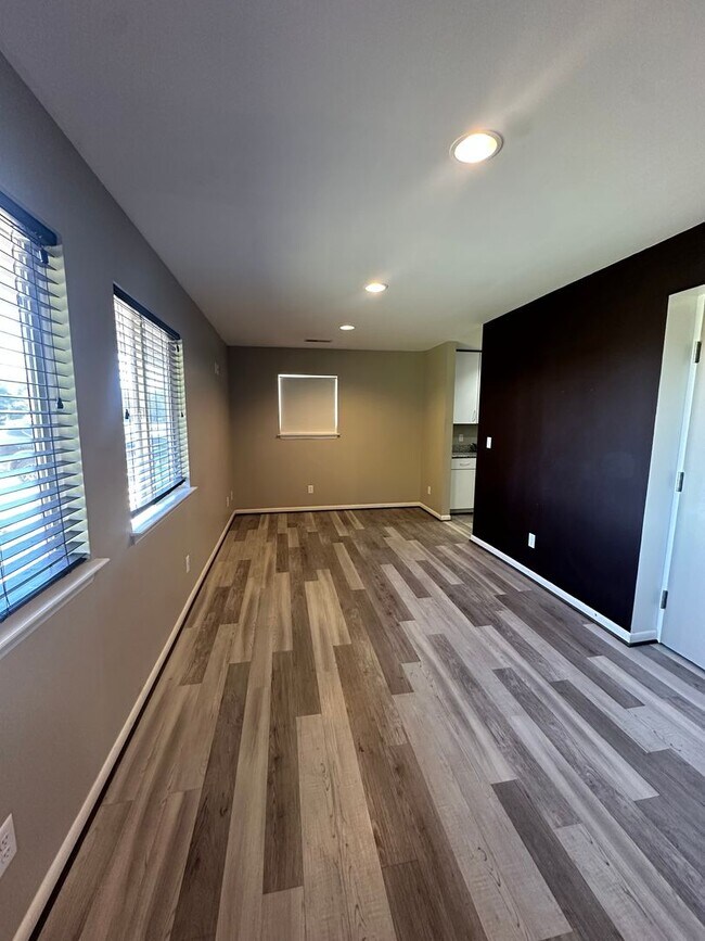 Building Photo - 3 Bedroom, 2 Bath Home in Golden Springs