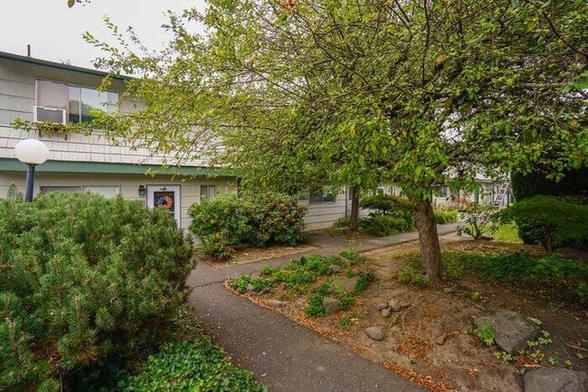 Building Photo - THREE BEDROOM TOWN HOME IN HAZEL DELL