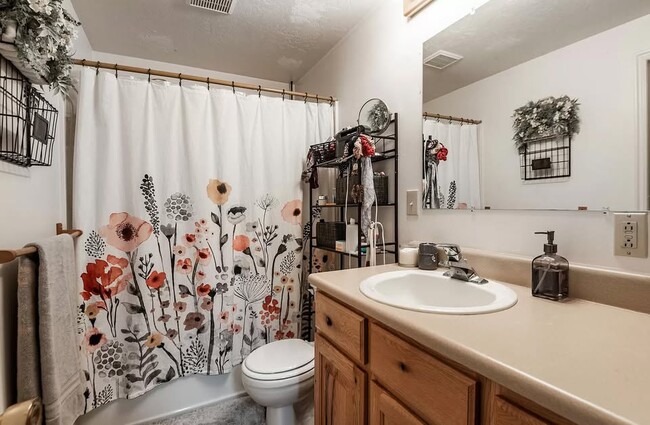 Building Photo - 472 E Center St