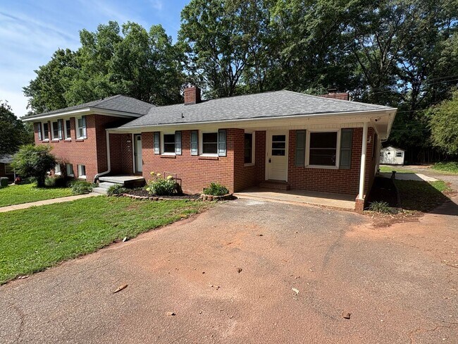 Building Photo - 207 Holly Ave