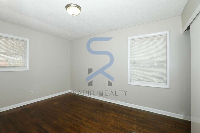 Foto del edificio - Timeless All-Electric Ranch Charm in a Vibrant, Peaceful Corner of South River Gardens