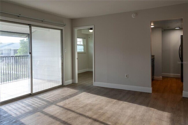 Foto del edificio - 847 Sky Lake Cir