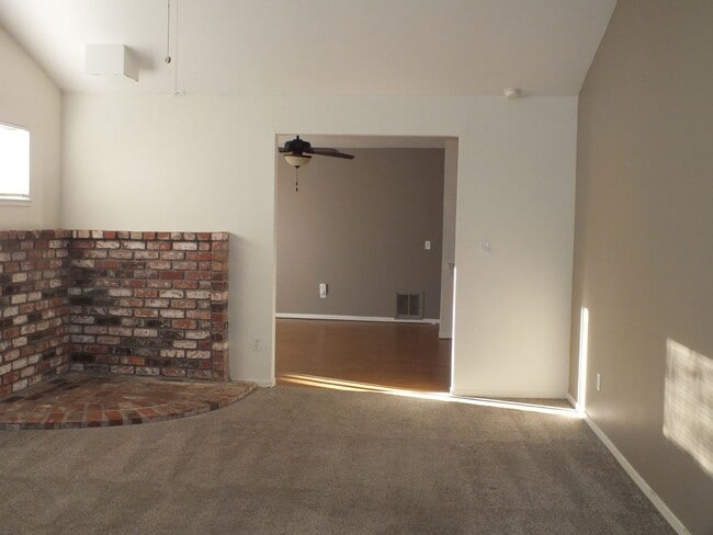 Foto del edificio - Rescue duplex 2/1 home w garage $2195
