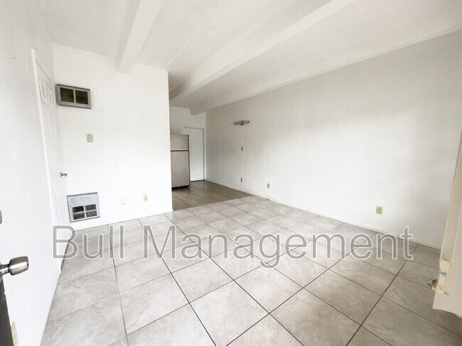 Building Photo - 5261 Alhambra Dr