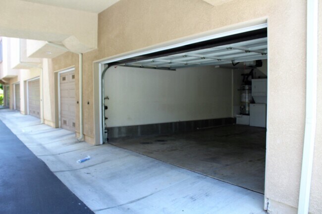 Building Photo - 3 bed 3 bath by Cal Sate!