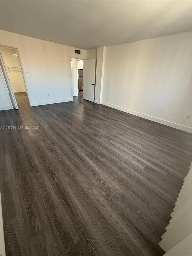 Foto del edificio - 6960 Miami Gardens Dr