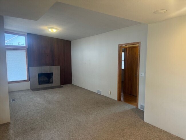 Foto del edificio - Updated SFH with 3 Beds, 1.5 Baths, 2 Car Garage in the Heart of Edina!