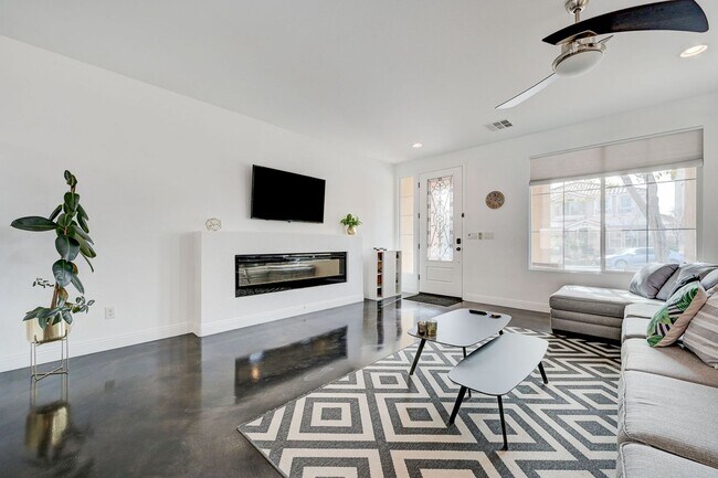 Foto del edificio - FANTASTIC FULLY UPGRADED FURNISHED RENTAL LOCATED IN THE SOUTHWEST!!!