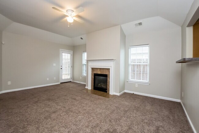 Foto del edificio - 5 Hill Crest Cir