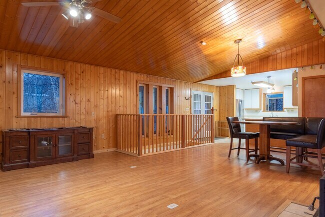 Building Photo - 3BR/3BA Home on 1.9 Acres – Garage & Pet F...