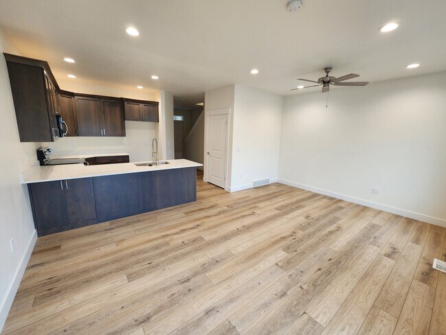 Building Photo - 886 Glen Eagles Ct