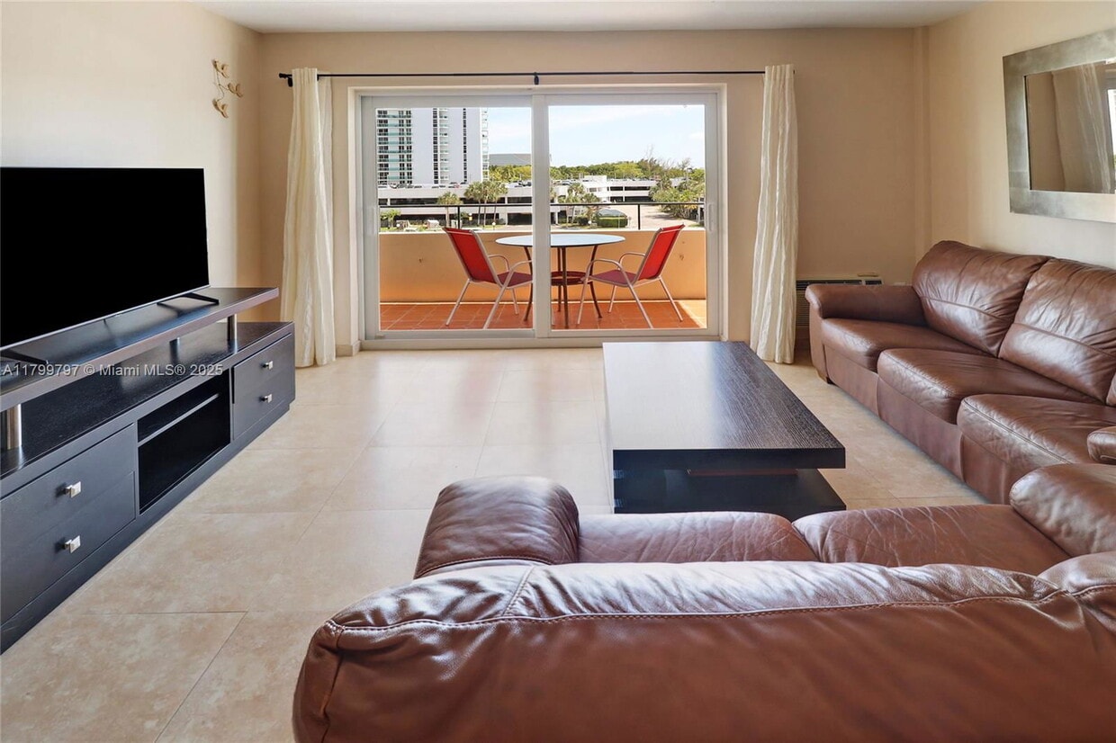 Foto principal - 220 Kings Point Dr