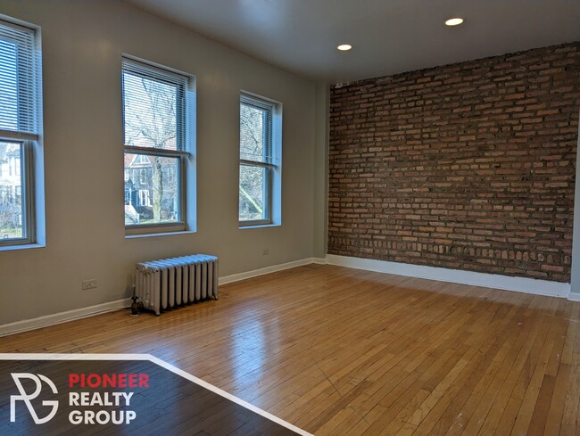 Building Photo - 4237 N Paulina St