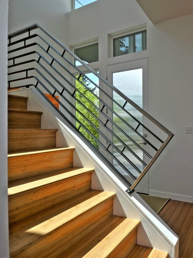 Building Photo - Modern Matthew's Beach Home