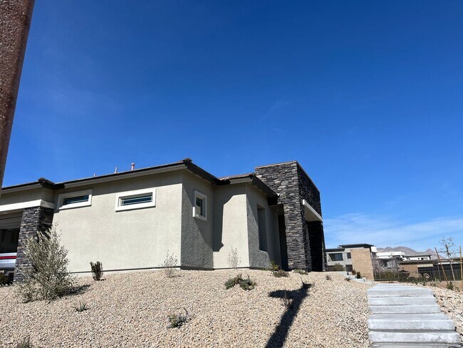 Foto del edificio - Gorgeous 2BED / 2BATH home nestled in 55 a...