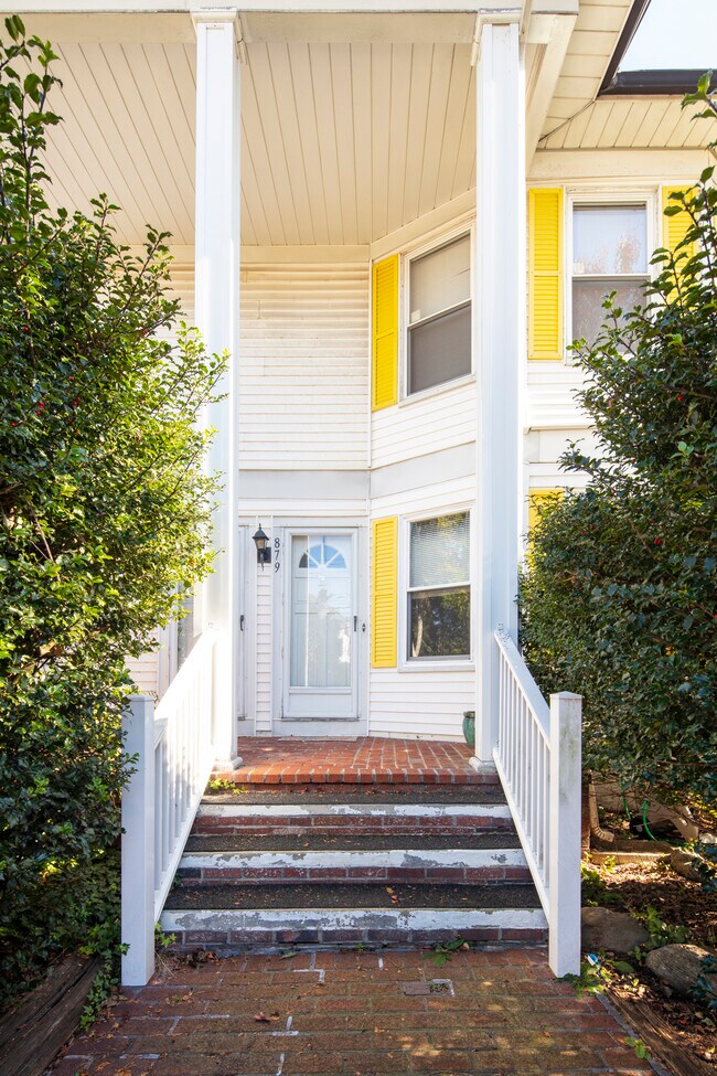 Foto del edificio - 879 Newport Ave