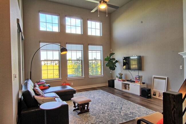 Building Photo - 3 bed 2.5 bath Central Park Home built in ...