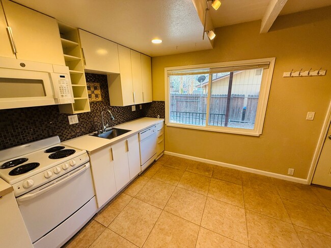 Building Photo - Pet friendly 1 bedroom unit with washer /dryer
