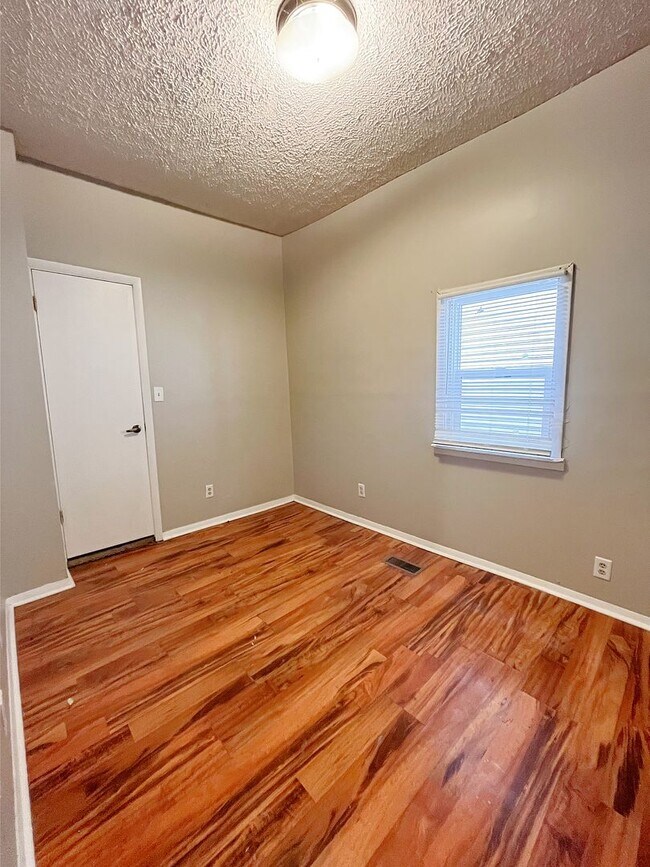 Building Photo - Three Bedroom Home