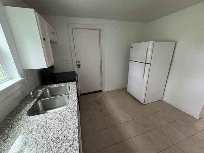 Building Photo - Your dream home awaits!