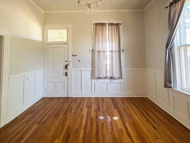 Building Photo - Beautiful 1000 Square Foot Home in The Hea...