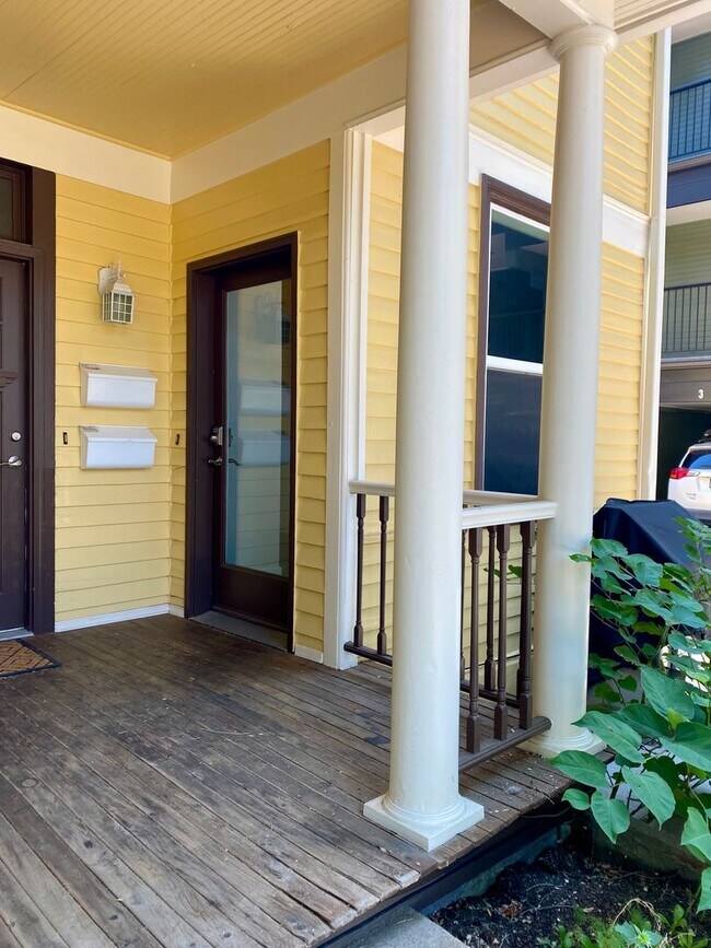 Foto del edificio - Spacious 4 bedroom Historic House - Available for Fall 2026-2027!