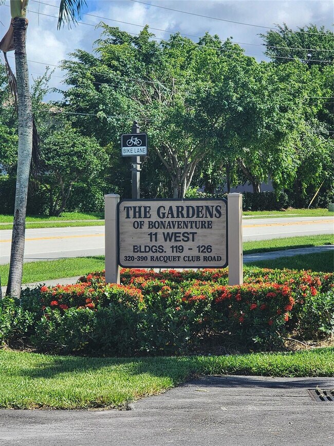Foto del edificio - 390 Racquet Club Rd