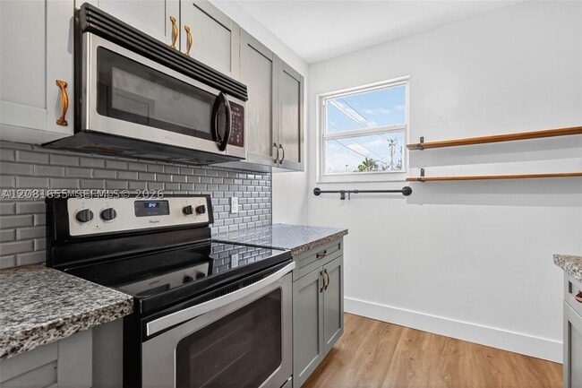 Building Photo - 7207 Bay Dr E