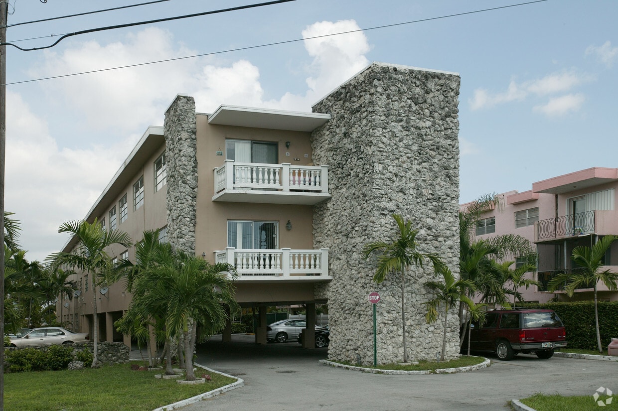 Primary Photo - 621 S Royal Poinciana Blvd