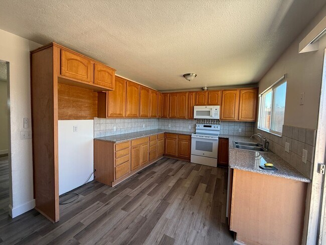 Building Photo - 486 Colonial Cir