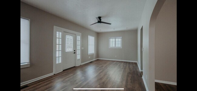 Building Photo - 637 S 44th St