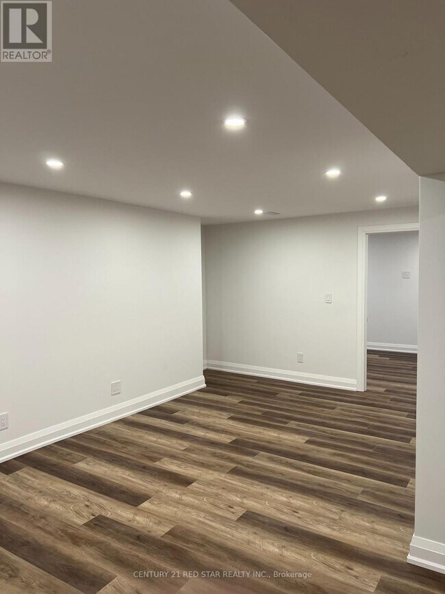 Building Photo - 1025 Holdsworth Crescent