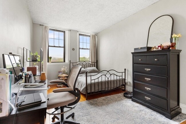 Building Photo - 378 Riverway