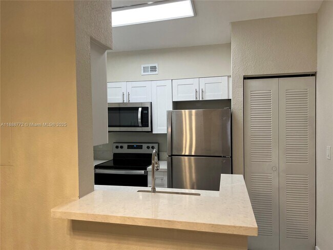 Foto del edificio - 2811 N Oakland Forest Dr