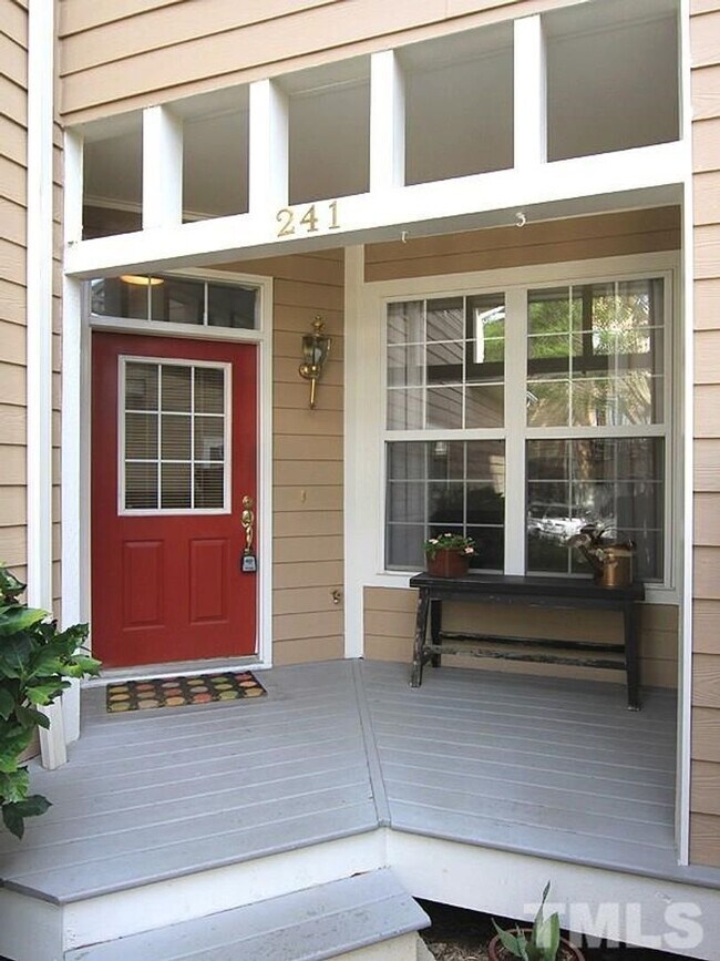 Building Photo - Beautifully Updated Townhome in Prime Carrboro Location – Walk to Downtown & Weaver Street Market