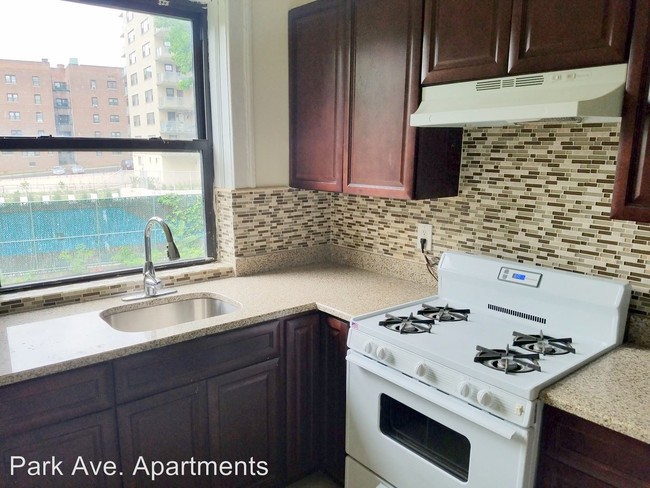 Building Photo - 3 br, 1 bath Apartment - 562 Park Ave.