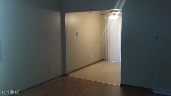 Building Photo - 2 br, 1 bath Apartment - 2161 Shangrai-La Dr