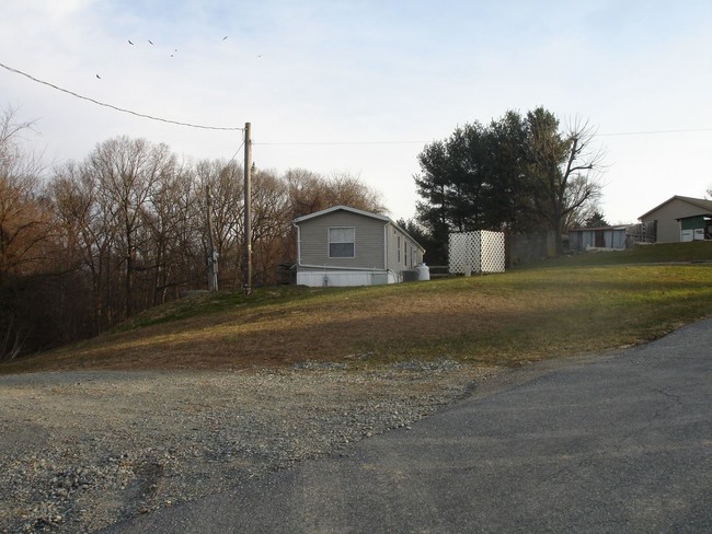 Building Photo - 3 br, 2 bath House - 28 ROBERTS RD