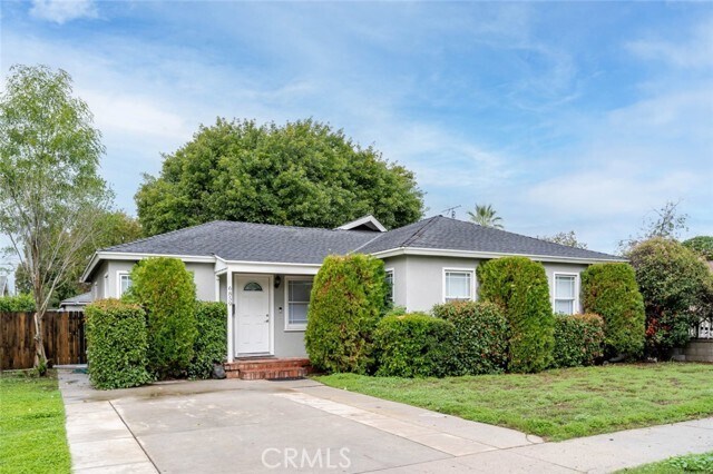 Foto principal - 6859 Hesperia Ave