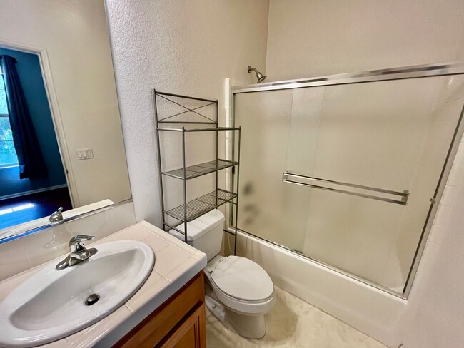 Building Photo - Fantastic 2B/2.5BA Townhouse in Chula Vist...