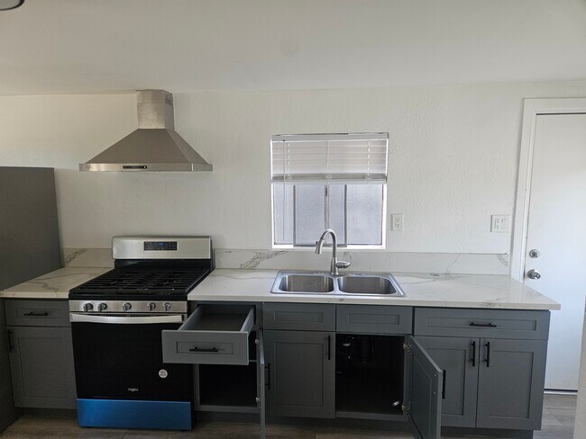 Foto del edificio - 5159 Clinton St