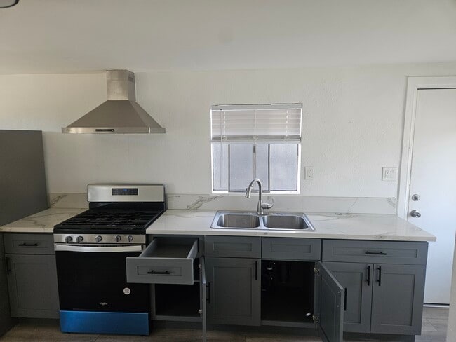 Building Photo - 5159 Clinton St