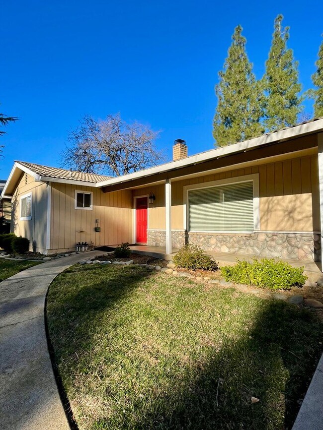 Building Photo - LARGE 4 BEDROOM 2 BATH HOUSE W/SWIMMING PO...