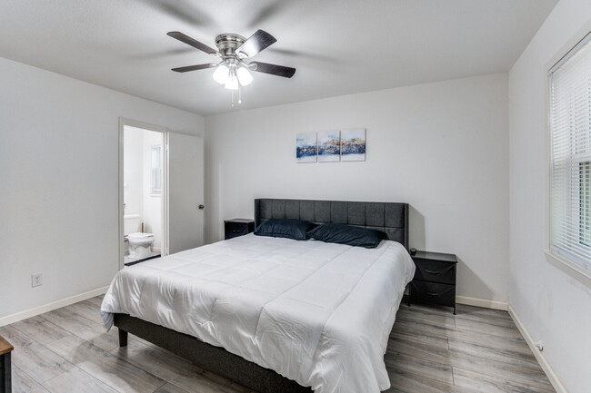 Foto del edificio - 5155 Trail Lake Dr