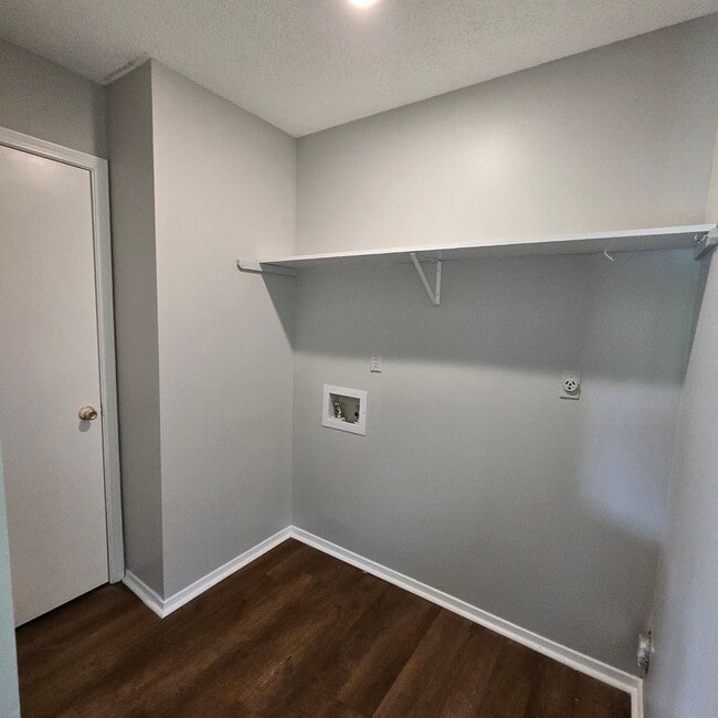 Building Photo - 3200 Fairmeadow Dr