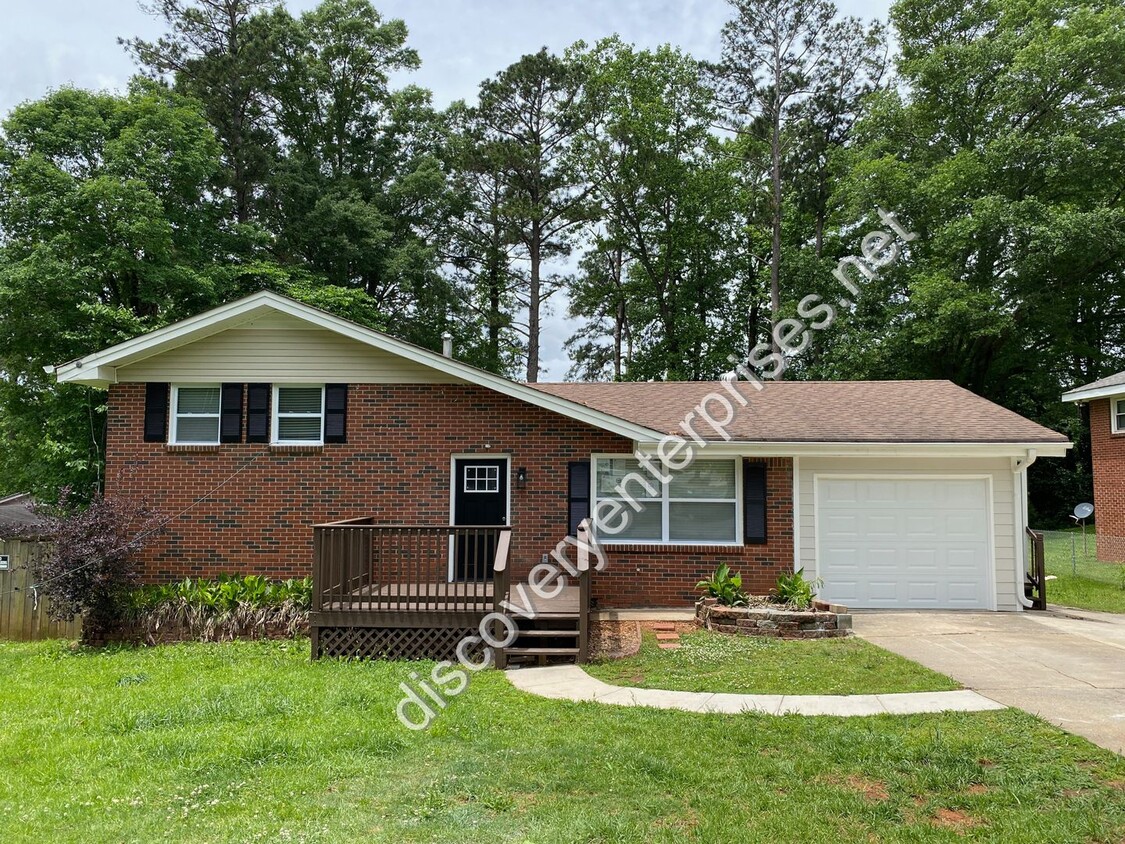 Primary Photo - FULLY RENOVATED! 4 Bdrm / 2 Bath Home - Av...